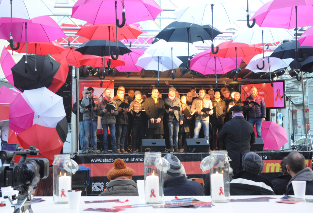 Der schmaz singt am Welt-Aids-Tag in Zürich.