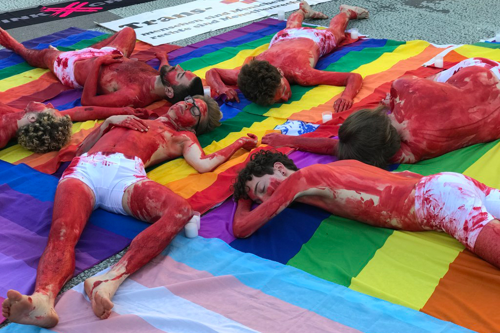 Mahnwache für LGBT in Tschetschenien auf dem Waisenhausplatz in Bern.